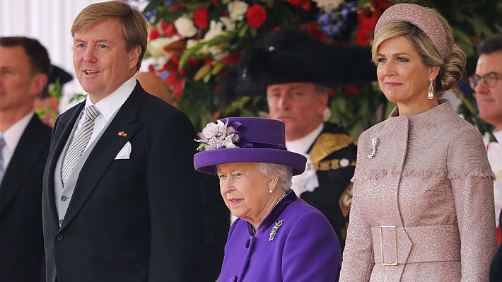Reyes de Holanda sorprenden con afectuoso saludo a Isabel II en inicio de visita de Estado de dos días