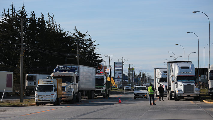 Camioneros paralizados en Punta Arenas abren ventana para el ingreso de combustible