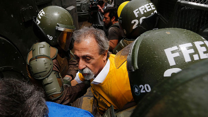 Detienen a líder de movimiento No+AFP Luis Mesina durante manifestación en la Alameda