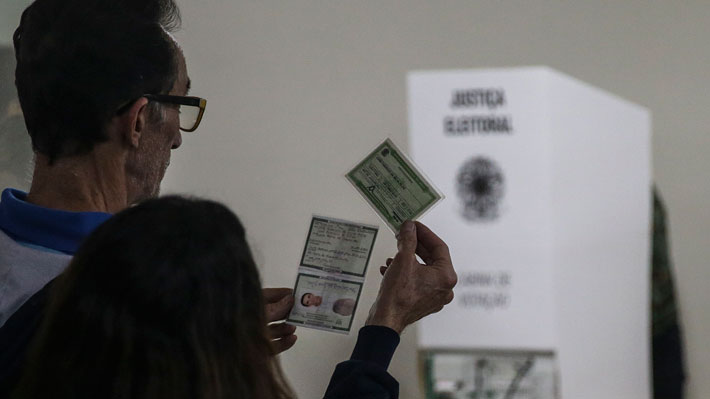 Abren los colegios electorales y Brasil ya escoge presidente entre Bolsonaro y Haddad