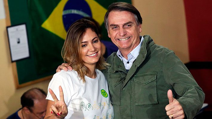 Cambió su puerta de ingreso, llegó con extremas medidas de seguridad y no habló: La caótica votación de Bolsonaro en Brasil
