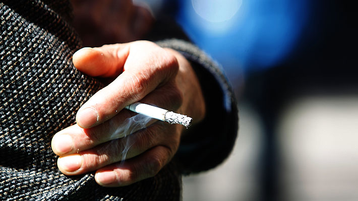Hasta $240.800 de multa: Desde este jueves rige ordenanza que prohíbe fumar en plazas de Las Condes