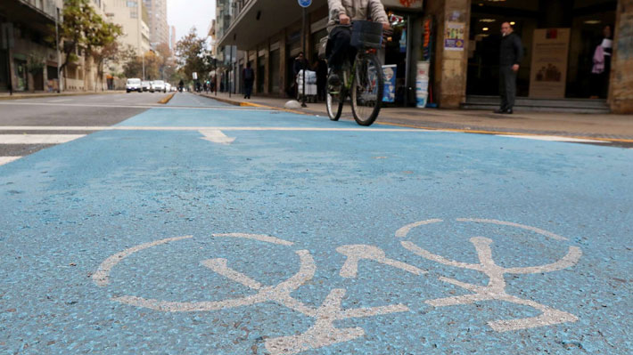 Nuevo pacto entre peatones, autos y bicis: Los cambios de la "convivencia vial" que debuta en 9 días