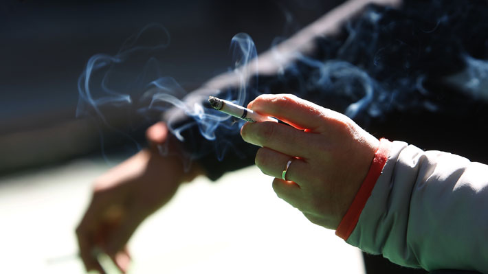 Radiografía al consumo de tabaco en Chile: Al día fallecen 45 personas y el 30,1% es fumador