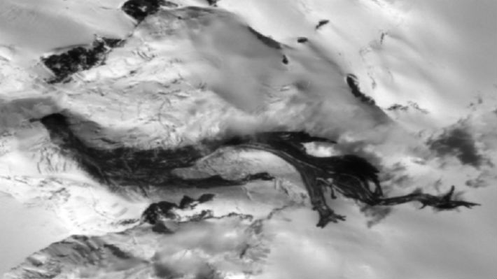 Avalancha de rocas en Campo de Hielo Sur sería la causa de la extraña "mancha" que apareció en un glaciar