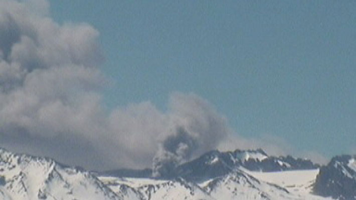 Sernageomin informa sobre pulso eruptivo en volcán Planchón-Peteroa en El Maule