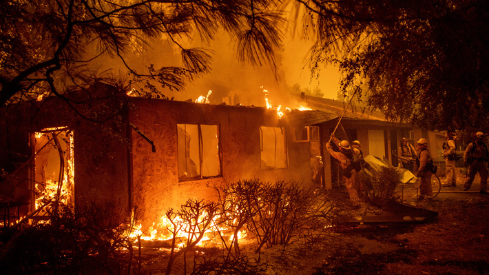 "Horror y caos": Al menos cinco muertos y 150.000 evacuados dejan incendios en California