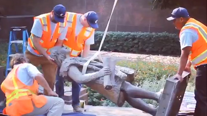 EE.UU.: Retiran estatua de Cristóbal Colón en Los Ángeles en "un acto de justicia reparadora"