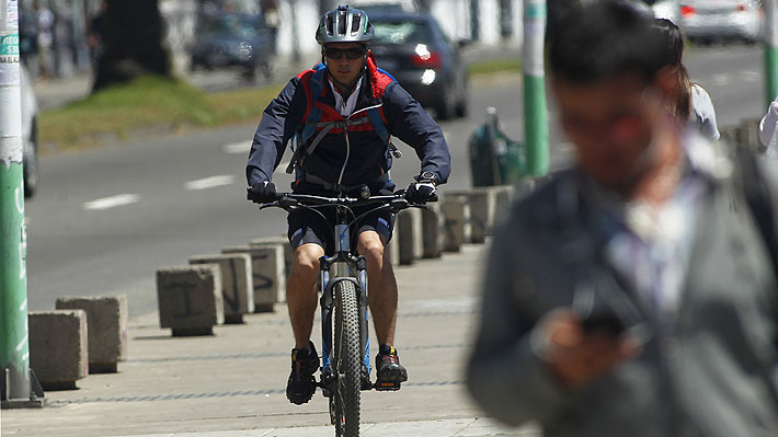 Convivencia vial: Conaset pide a Carabineros "fiscalizar de forma adecuada" uso de chaleco reflectante en ciclistas