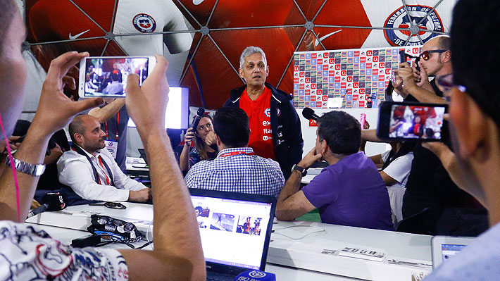 Las insólitas intervenciones de Rueda en la conferencia de prensa previa al duelo de la "Roja" con Costa Rica