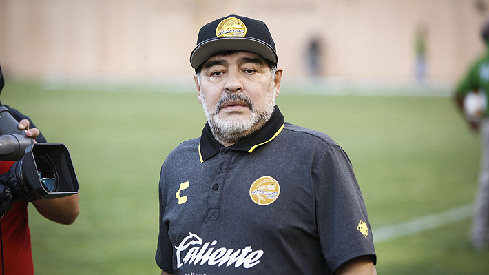 Llegó bailando, habló por celular en pleno partido y terminó expulsado: El nuevo "show" de Diego Maradona en México
