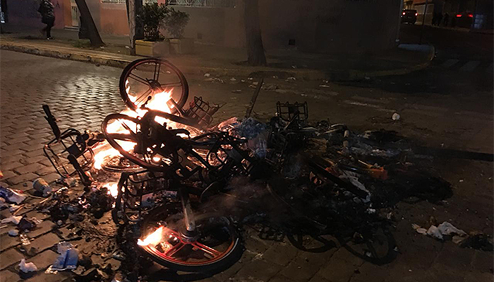 Gerente de Mobike cataloga de "triste" y "lamentable" la quema de bicicletas durante manifestación