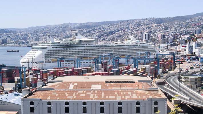 Paralización "indefinida" de trabajadores mantiene dos terminales del puerto de Valparaíso cerrados
