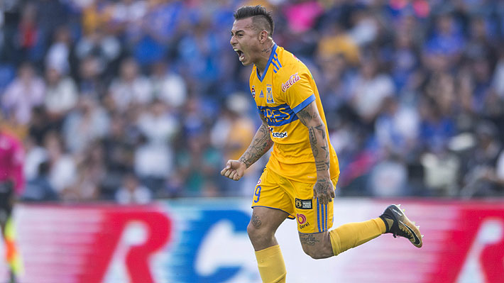 Mira los tres golazos que anotó Eduardo Vargas en entrenamiento ante 15 mil hinchas de Tigres en México