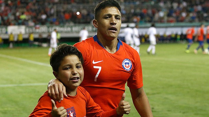 El emotivo gesto de Alexis Sánchez con un niño que entró a la cancha tras el gol de penal del tocopillano