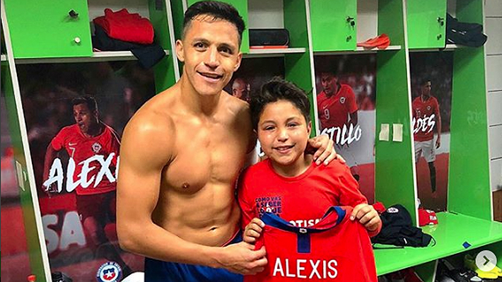Simplificar asentamiento Simplemente desbordando Alexis le regaló su camiseta y hasta los zapatos: El final feliz que tuvo  el niño que entró a la cancha en la victoria de Chile | Emol.com