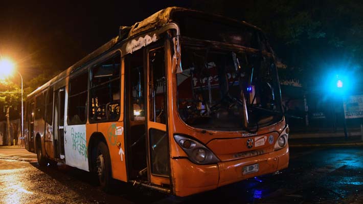 Desconocidos queman bus del Transantiago en cercanías de Parque Bustamante tras manifestación por muerte de Catrillanca