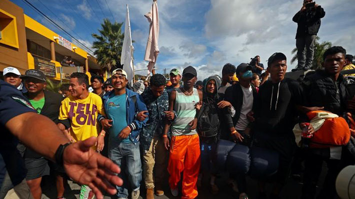 Migrantes de caravana abandonan albergue en frontera para acampar ante puerta de ingreso a EE.UU.