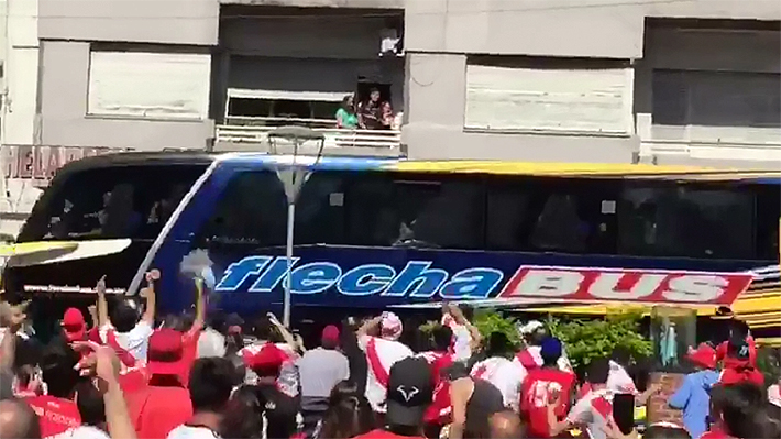 Mira las crudas imágenes del bochornoso ataque que sufrió el bus de Boca en su llegada al estadio de River