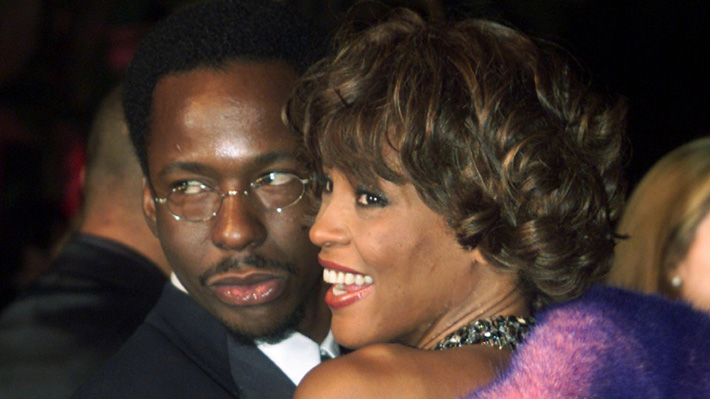 Ex marido de Whitney Houston demanda a Showtime y a la BBC por polémico documental de la cantante