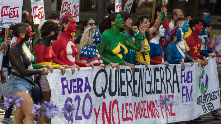 Manifestantes marchan contra la Cumbre del G20 en Buenos Aires y Montevideo