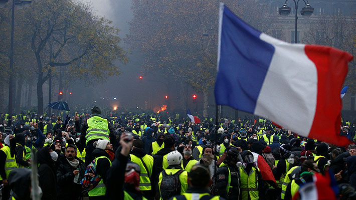 Francia no descarta decretar estado de emergencia: Protestas de "chalecos amarillos" dejan 412 detenidos y 133 heridos