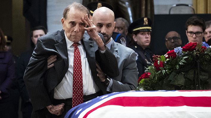 Video: El sentido homenaje de ex senador que se paró de su silla de ruedas para despedir a George H.W. Bush