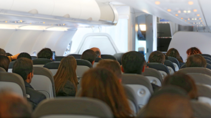 Por posible presencia de bacterias: Recomiendan preferir solo agua embotellada en los aviones