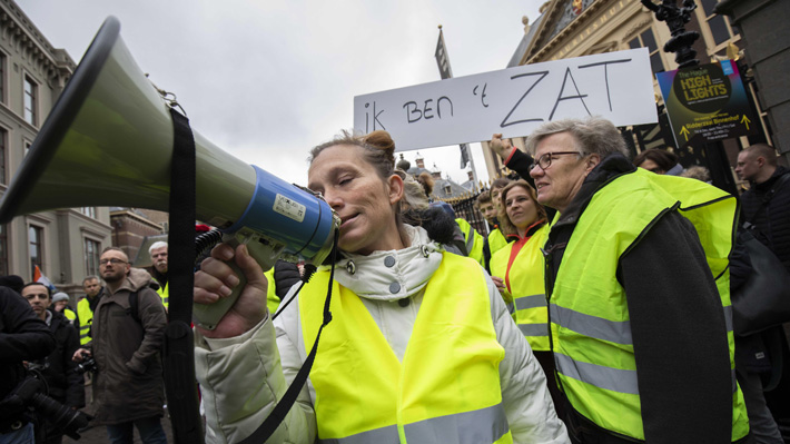 Los "chalecos amarillos" cruzan Francia: Forma de protestar ya es replicada en otros países