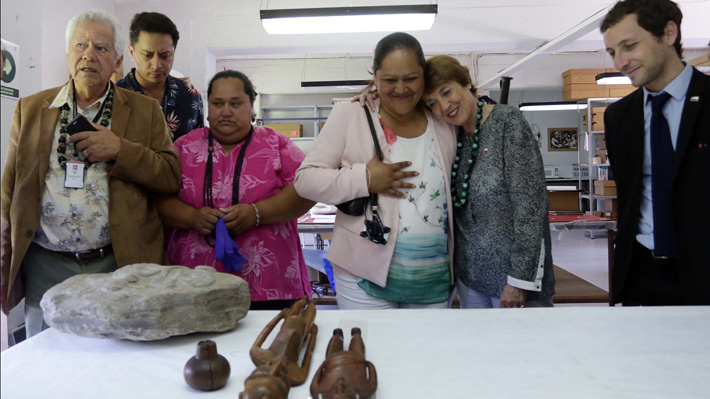 Ministra de las Culturas anuncia eventual restitución de ancestros rapanuí desde el Museo de Historia Natural