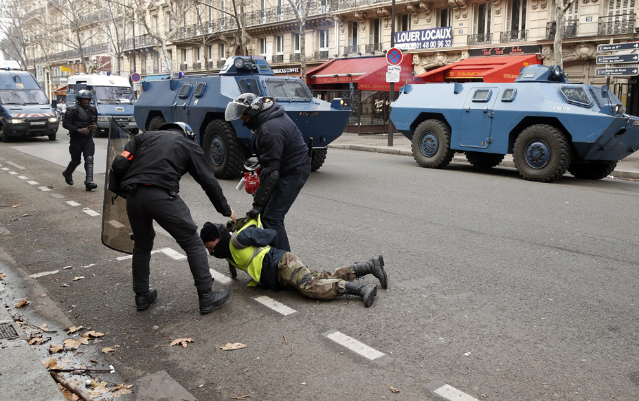 Galería: Las imágenes que han dejado las violentas protestas de los "chalecos amarillos" este sábado en París
