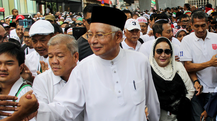 Detenido ex primer ministro malasio por manipular papeles en trama de corrupción