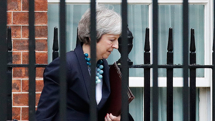 Aseguran que Theresa May suspenderá votación por el Brexit en el Parlamento agendada para el martes