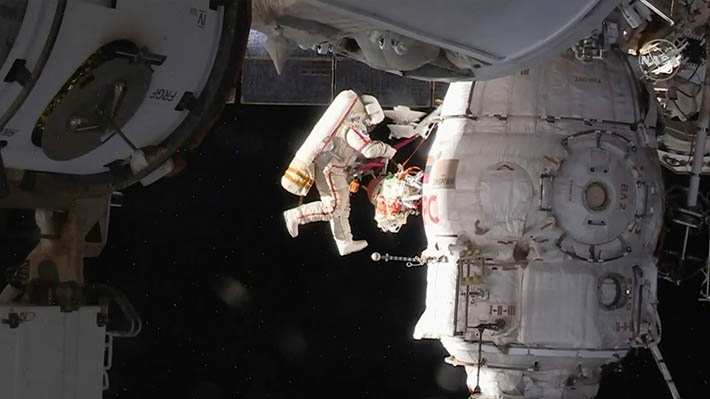 Cosmonautas inician caminata espacial con el fin de reparar nave rusa MS-09