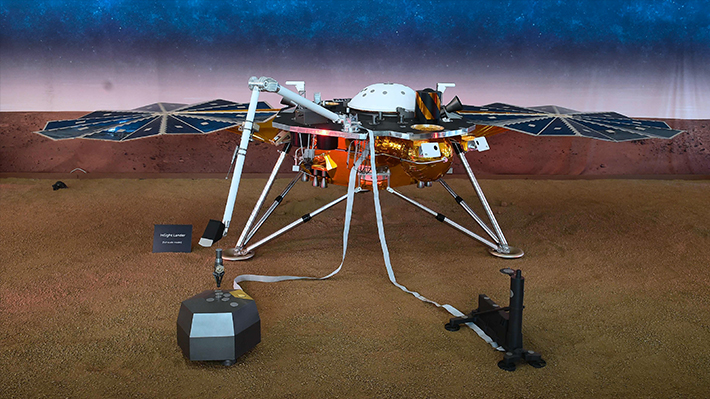 NASA despliega en Marte al "instrumento clave" de la misión InSight: Usaron un brazo robótico para lograrlo