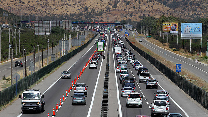 MOP anuncia plan de contingencia: Se estima que más de 550 mil vehículos saldrán de Santiago en año nuevo