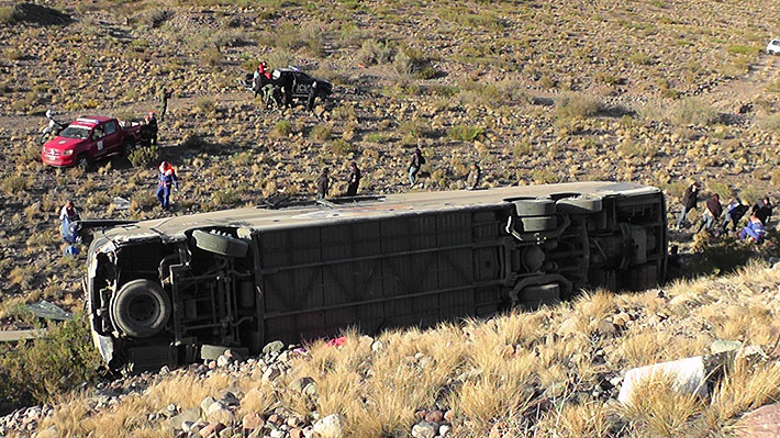 Bus que salió desde Chile a Mendoza vuelca y cae a barranco en las cercanías de Uspallata
