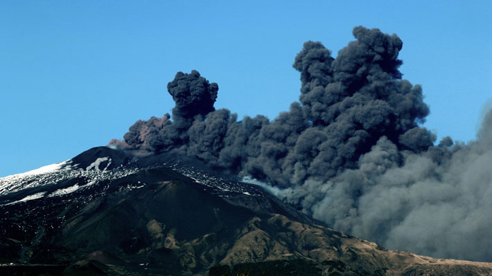 Volcán Etna entra en erupción y obliga a cerrar el aeropuerto italiano de Catania