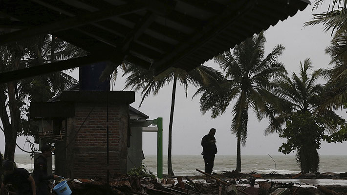 La lluvia dificulta los esfuerzos desesperados de rescatistas indonesios tras tsunami