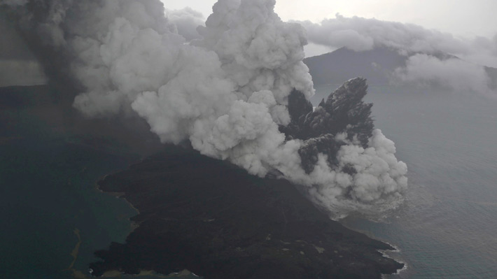 Indonesia eleva la alerta en el volcán Anak Krakatau que provocó un tsunami