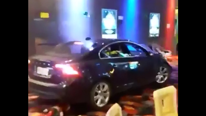 Video: Hombre vive minutos de furia en Casino de Talca, ingresó con su auto y arrasó con todo a su paso