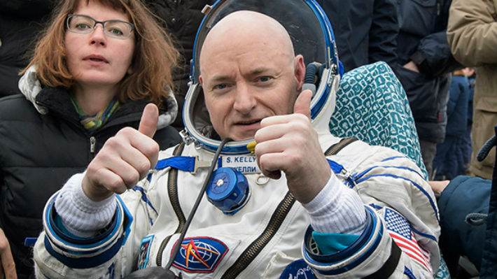 Astronauta continúa con dolores tras vivir casi un año en el espacio