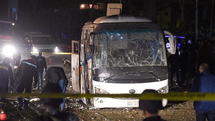 Ataque explosivo en Egipto alcanza a bus turístico: al menos dos muertos