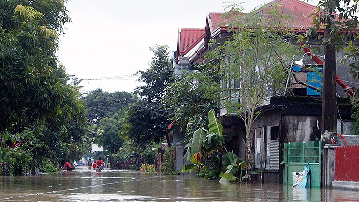 Suben a 35 las víctimas fatales tras el paso de la tormenta tropical Usman por el este de Filipinas