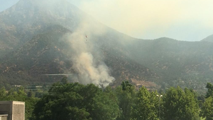 Conaf asegura que incendio forestal en cerro Manquehue no amenaza viviendas y que se controlará en dos horas