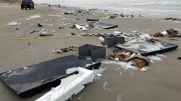 Turistas limpian playa holandesa de objetos que cayeron desde un buque: Habían desde juguetes hasta televisores