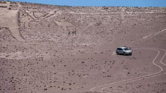 PDI detuvo a dos chilenos y una belga por los daños ocasionados al geoglifo "Gigante de Tarapacá"