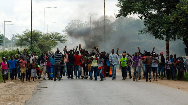 Manifestantes bloquean carreteras en Zimbabwe luego de alza del precio de combustibles