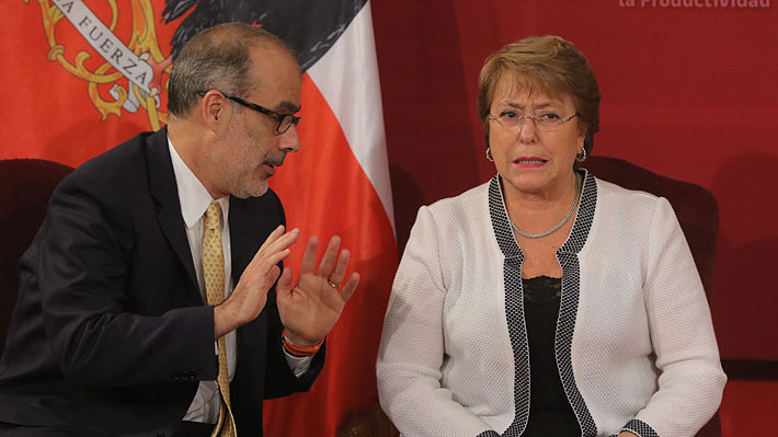 Ex ministro de Hacienda de Bachelet considera "una idea poco realista" que la ex Presidenta llegue al Banco Mundial