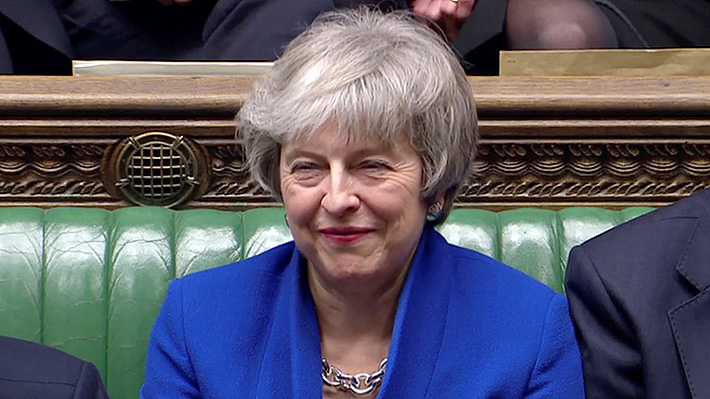 Parlamento británico rechaza moción de censura contra May y permite a la Primera Ministra seguir en el cargo